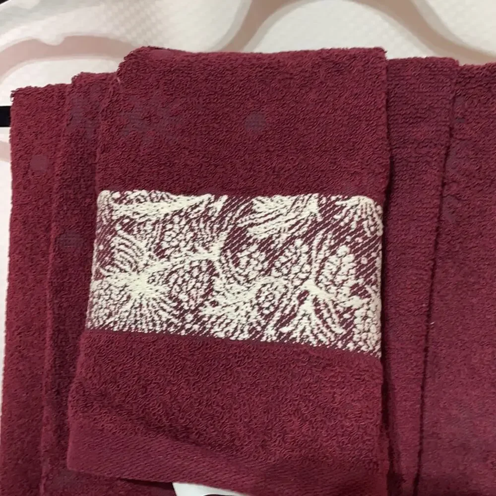 Santens bath hand fingertip towel combo deep red snow pine claret pattern NWT